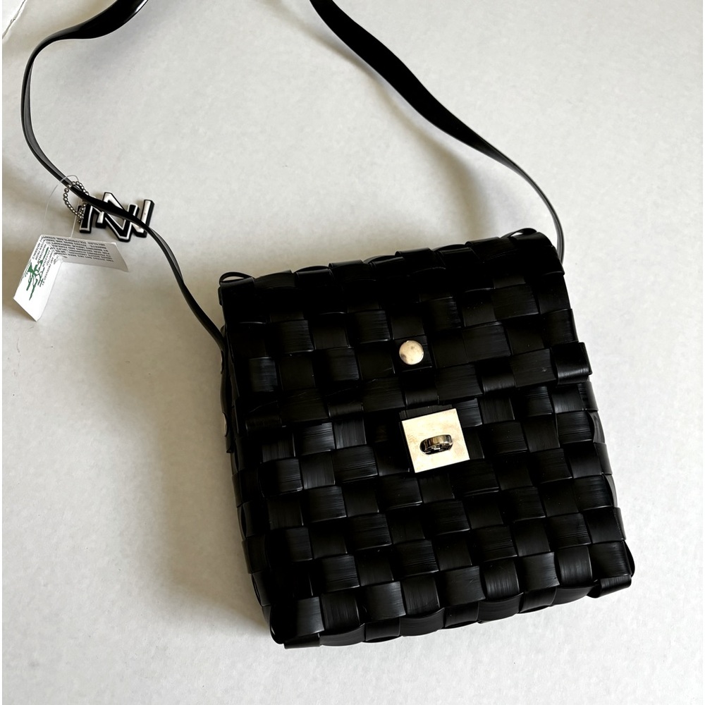 Adorable, Black, ZigZag nwt crossbody bag!
$32